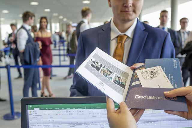 maestrías oficiales online españa Pasando seguridad en el aeropuerto, mostrando la documentación