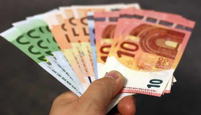 Empleos mejor pagados - diferentes billetes de euros