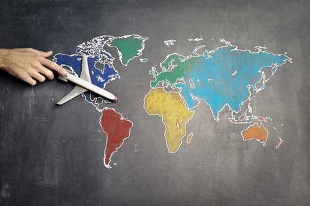 becas para estudiar maestría en el extranjero - avión en mapa del mundo