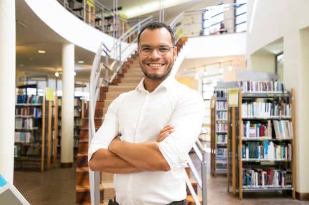 Se observa a un hombre feliz, que va estudiar maestrías virtuales en El Salvador 2021.